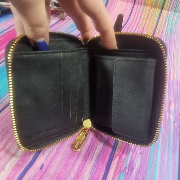 Michael Kors Jet Set Mirror Patent PVC Compact Zip Wallet – Black with Gold Logo - Picture 9 of 14